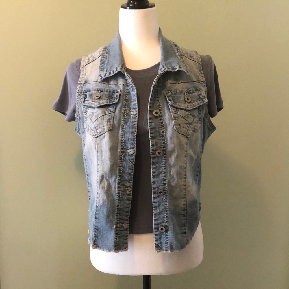 Maurice Large Women’s Jean Vest fits more like a Sm/Med has great stretch.